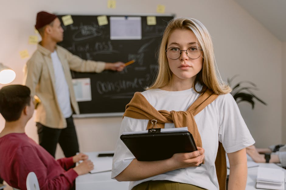 Osoba prowadząca prezentację biznesową na nowoczesnym spotkaniu zespołu